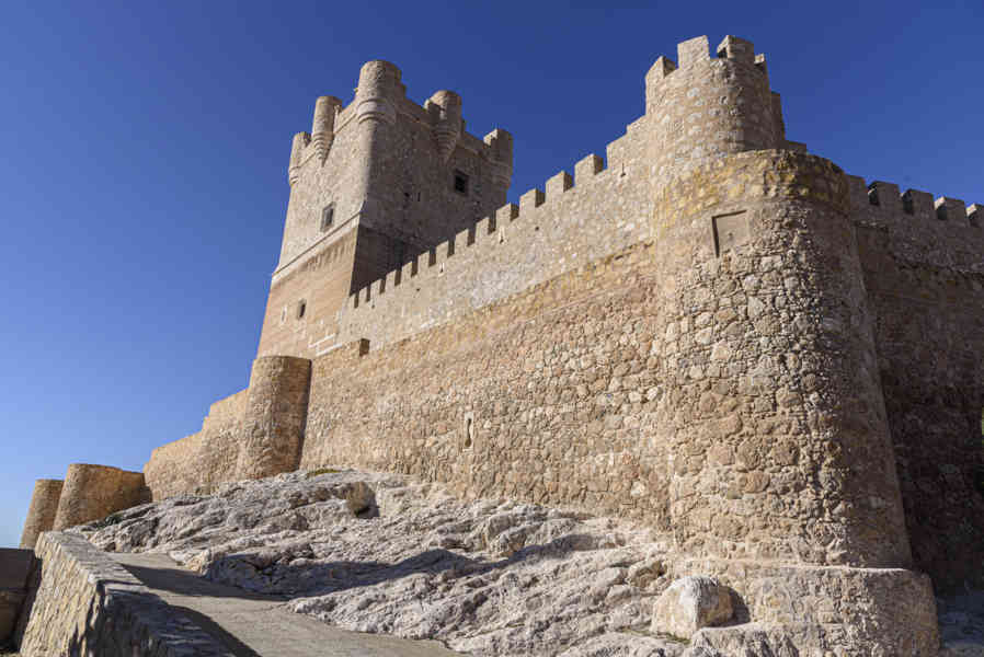Alicante - Villena 10 - castillo de la Atalaya.jpg